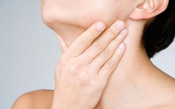 اسپاسم حنجره یا لارنگواسپاسم چیست؟ علائم اسپاسم حنجره را بدانید
