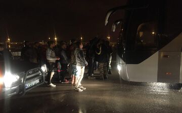  هواداران خشمگین جلوی اتوبوس را گرفتند !