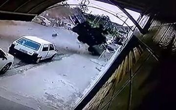 ویدیو/ پرواز وحشتناک یک کامیون در خیابان! 