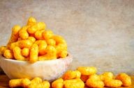 طرز تهیه پفک خانگی ترد و خوشمزه بدون مواد افزودنی