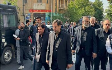 عکس| حضور مخبر در مراسم تشییع رئیس جمهور و همراهان ایشان

