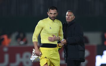 حواشی دربی 106؛ مربی پرسپولیس لباس سنگربان استقلال را به یادگار گرفت