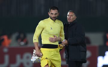 حواشی دربی 106؛ مربی پرسپولیس لباس سنگربان استقلال را به یادگار گرفت
