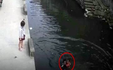 عکس العمل قهرمانانه پیک موتوری در نجات دختر خردسال +فیلم 
