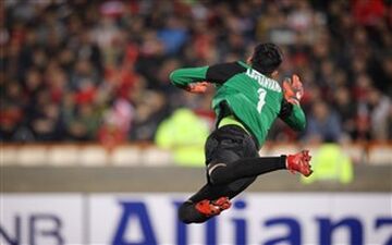 جنجال گلر پرسپولیس برابر ۱۰ هزار هوادار نساجی 