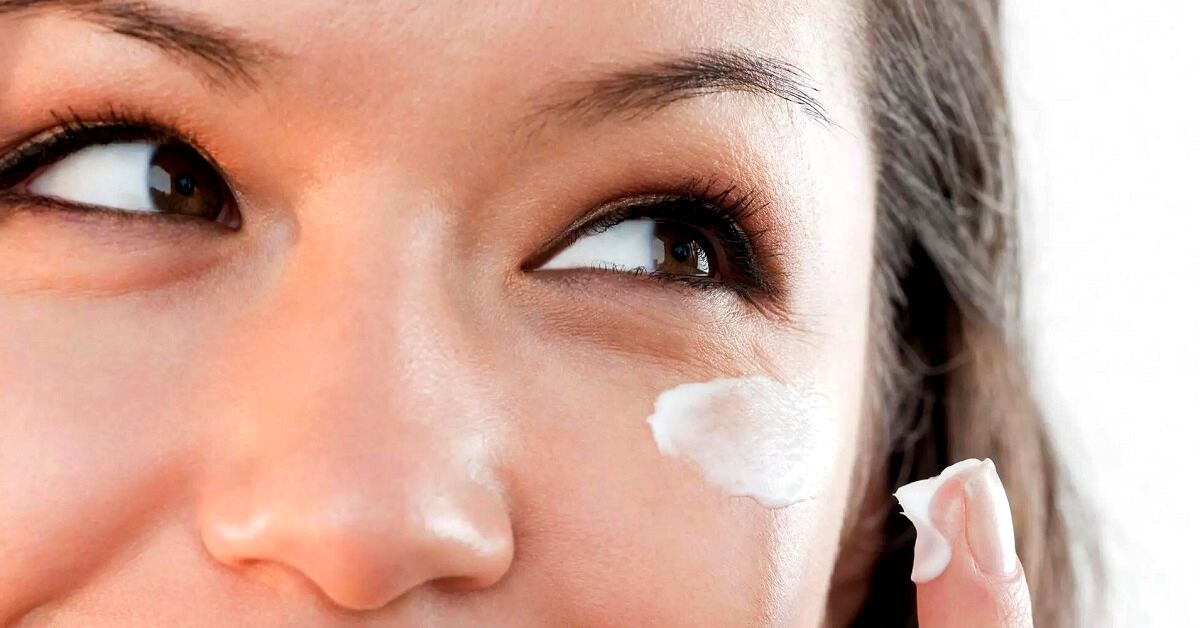 ۴ اشتباه رایج که باعث می‌شود کرم دور چشم شما بی‌اثر شود
