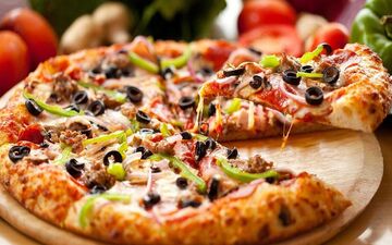 طرز تهیه پیتزا خانگی بدون فر؛ روشی آسان برای یک غذای محبوب + ویدئو