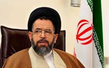 رفتار تحسین برانگیز وزیر اطلاعات در نمایشگاه مطبوعات
