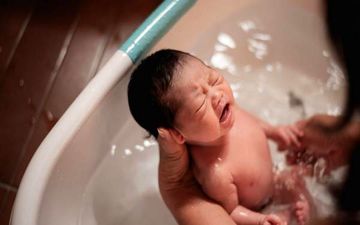خطر حمام کردن نوزاد بلافاصله بعد تولد|هر آن چه باید از حمام نوزاد بدانید