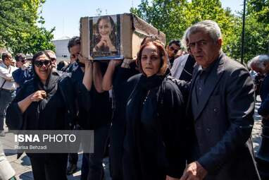 وداع هنرمندان با بهناز نازی؛ پیکر بازیگر سینما و تئاتر در پهنه رودکی بدرقه شد