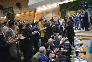 اهدای تندیس مهر حقوق بشر به علی دایی اسوره فوتبال ایران در کرمانشاه