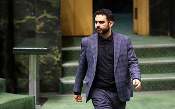 واکنش تند امیرحسین ثابتی درخصوص داشتن خط سفید و گوشی آیفون