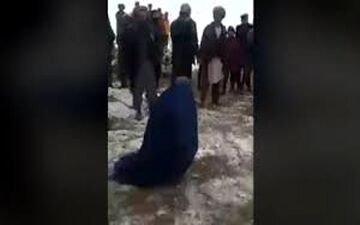 شلاق زدن دو زن به خاطر حرف زدن با مرد غریبه +فیلم 