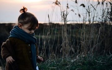 چه لباس‌هایی برای دختر بچه‌ها در پاییز مناسب‌تر است؟
