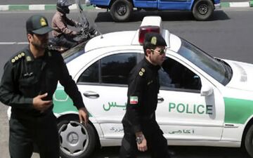 ویدئو / تعقیب و گریز پلیس مشهد با دزد مسلح؛ سارق در خیابان زمینگیر شد