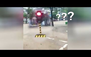 سیل شدید، چراغ راهنمایی خیابان را با خود برد!