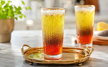 طرز تهیه شربت خاکشیر دو رنگ؛ نوشیدنی لاکچری به سبک کافه‌ها