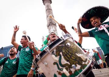 آزتکا در تسخیر تماشاگران؛ شور هواداران پیش از افتتاحیه جام جهانی + عکس