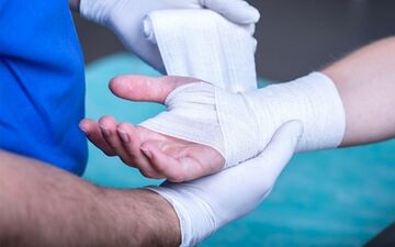 
در مواجهه با فردی که دچار سوختگی شده این اقدامات را انجام ندهید