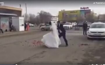 دعوای دیدنی عروس و داماد وسط خیابان