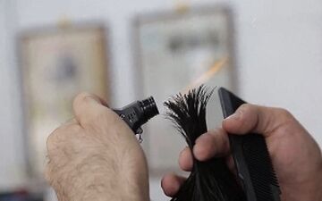 کوتاه کردن مو با آتش و حرارت فندک از نمای نزدیک + فیلم 