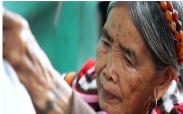  پیرترین تتوکار دنیا در فیلیپین/عکس