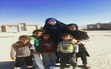 شابک با کتاب به دیدار کودکان زلزله زده کرمانشاه رفت/ عموفیتیله ای و فعالان حوزه کتاب کودک به همراه تیم شابک در مناطق زلزله زده