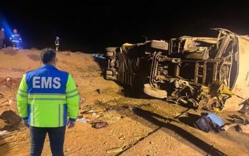 واژگونی اتوبوس تهران - مشهد در گرمسار سه مصدوم برجا گذاشت