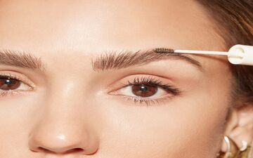 چگونه با ژل ابرو ابروهای خود را زیباتر کنید؟ + نحوه استفاده از ژل ابرو و تفاوت با صابون ابرو و چسب ابرو
