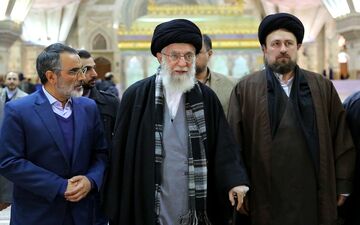 رهبر انقلاب در حرم امام خمینی(ره) و گلزار شهدا حضور یافتند