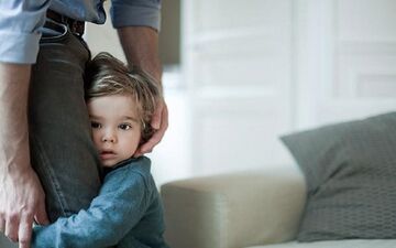 چگونه کودک خجالتی را اجتماعی کنیم؟