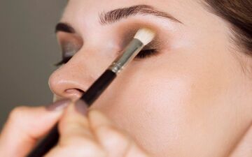 روش آرایشگران ماهر برای آرایش چشم پف دار و پلک افتاده
