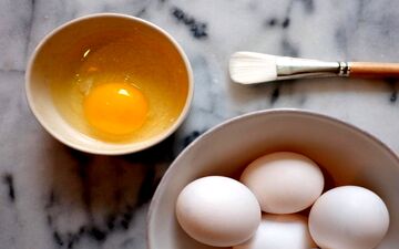 سفیده تخم‌مرغ: راز زیبایی یا یک تله خطرناک؟