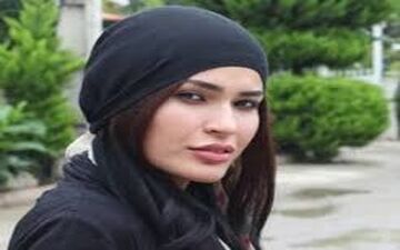 سلفی زیر آبی خانم بازیگر در حال غواصی