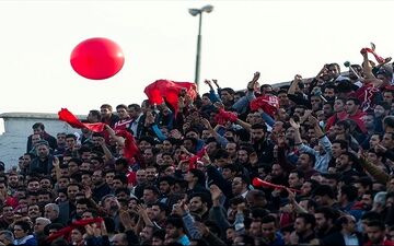 حاشیه دیدار گسترش فولاد - پرسپولیس/ شعار علیه پروین، مرحوم نوروزی، بیرانوند و احمدزاده!