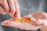 اگر نمی‌خواهید دور چشمتان چروک شود، این ویتامین‌ها را مصرف کنید