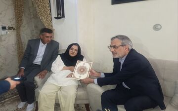 دیدار جابری‌انصاری با خانواده محمود صارمی در بروجرد
