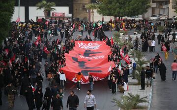 راهپیمایی جاماندگان اربعین در بندرعباس با زمزمه «یا حسین» در امتداد کرانه‌های خلیج فارس برگزار شد