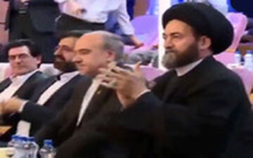  امام جمعه اردبیل در حال تشویق تیم ملی والیبال در استادیوم