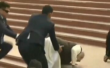 لحظه سقوط نخست وزیر هند روی پله‌ها 