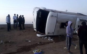 واژگونی خونین اتوبوس مسافربری /33 نفر زخمی شدند