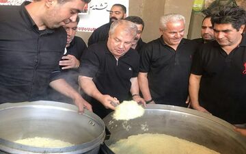 عکس/علی پروین و فرشاد پیوس پای دیگ نذری