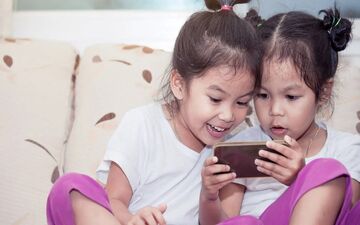 سن مناسب گوشی هوشمند برای کودکان: راهنمای والدین