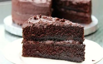 آموزش ویدئویی کیک شکلاتی؛ طرز تهیه با سس خانگی خوش‌عطر