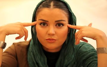 تصاویری جذاب از افسانه پاکرو با لباس ساده و گشاد/ خانم بازیگر گونی هم تنش کنه بهش میاد!