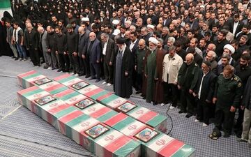 اقامه نماز رهبر انقلاب بر پیکر ۷ شهید راه قدس | فیلم