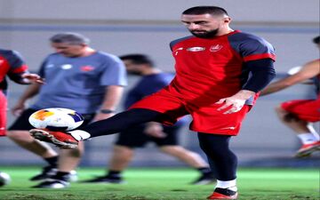 گلر الجزایری پرسپولیس در کنار مردم ایران