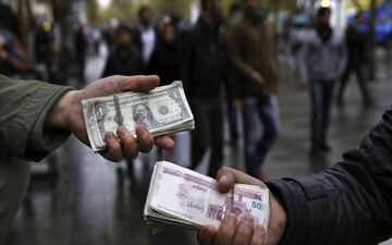 دلار ۱۸۰ هزار تومانی؛ پس‌لرزه بلاتکلیفی سیاسی در بازار طلا و ارز