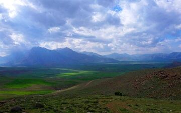 کل اروپا را بگردید این منظره را نخواهید یافت|نمایی از دشت چمچمال و کوه بیستون کرمانشاه
