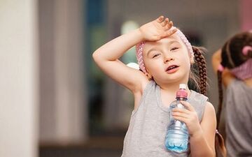 بهترین و سالم‌ترین نوشیدنی‌های برای تابستان کودکان